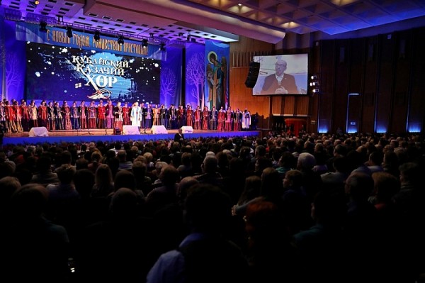 
            Губернатор края Вениамин Кондратьев побывал на Рождественском концерте Кубанского казачьего хора                    