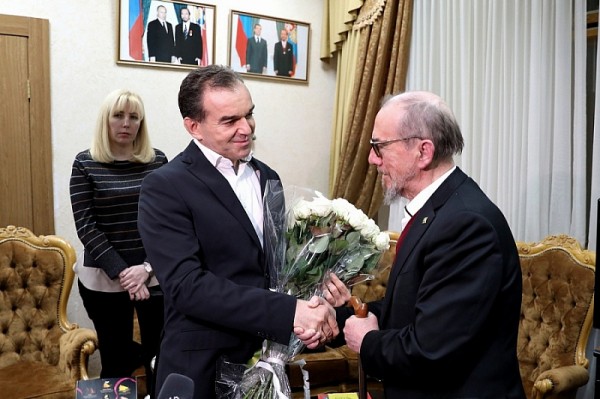 
            Губернатор края Вениамин Кондратьев побывал на Рождественском концерте Кубанского казачьего хора                    