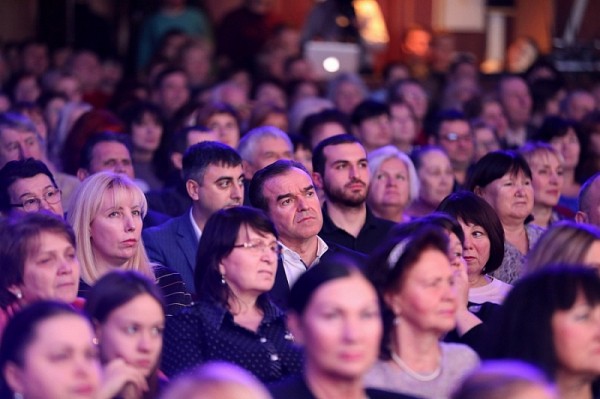 
            Губернатор края Вениамин Кондратьев побывал на Рождественском концерте Кубанского казачьего хора                    