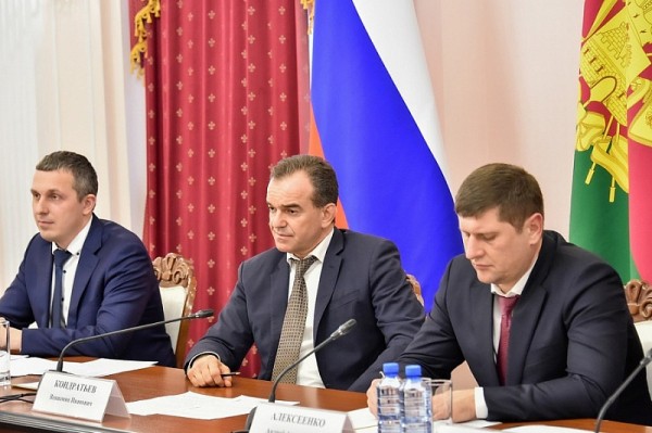 Губернатор Кубани и председатель ВФСО «Динамо» подписали соглашение о развитии в крае массового спорта
Губернатор Кубани и председатель ВФСО «Динамо» подписали соглашение о развитии в крае массового спорта