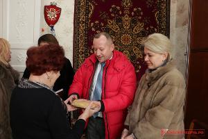 Керченские чиновники подарили блокадникам хлеб. Аксенов потребовал уволить их