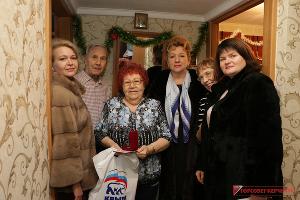 Керченские чиновники подарили блокадникам хлеб. Аксенов потребовал уволить их