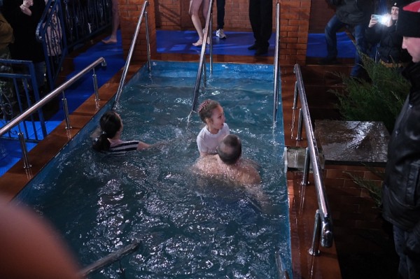 
            Крещенские купания проходят в Краснодаре                    