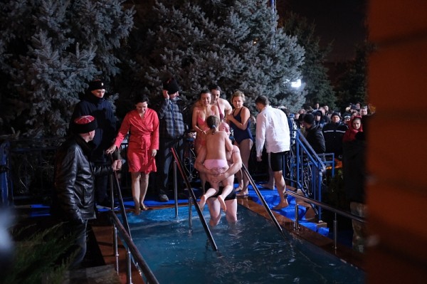 
            Крещенские купания проходят в Краснодаре                    