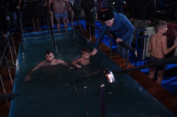 
            Крещенские купания проходят в Краснодаре                    