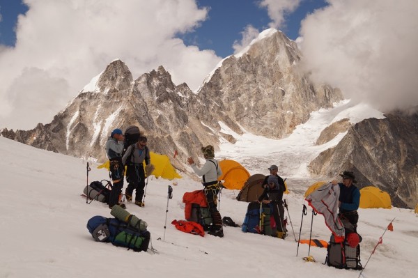 
            Кубанские альпинисты готовятся установить флаг Победы на вершине Эвереста                    