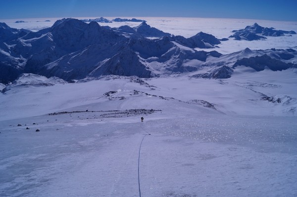 Кубанские альпинисты готовятся установить флаг Победы на вершине Эвереста
Кубанские альпинисты готовятся установить флаг Победы на вершине Эвереста