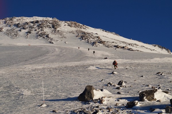 Кубанские альпинисты готовятся установить флаг Победы на вершине Эвереста
Кубанские альпинисты готовятся установить флаг Победы на вершине Эвереста