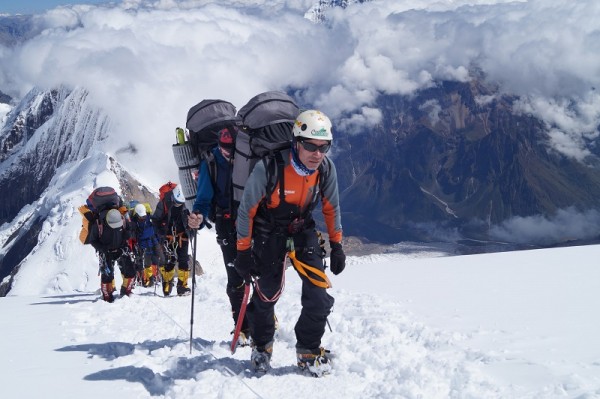 
            Кубанские альпинисты готовятся установить флаг Победы на вершине Эвереста                    