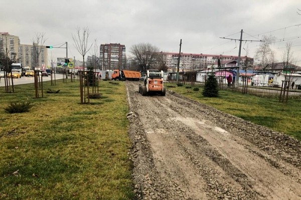 В Краснодаре в сквере «Крымском» начали укладывать тротуарную плитку
В Краснодаре в сквере «Крымском» начали укладывать тротуарную плитку