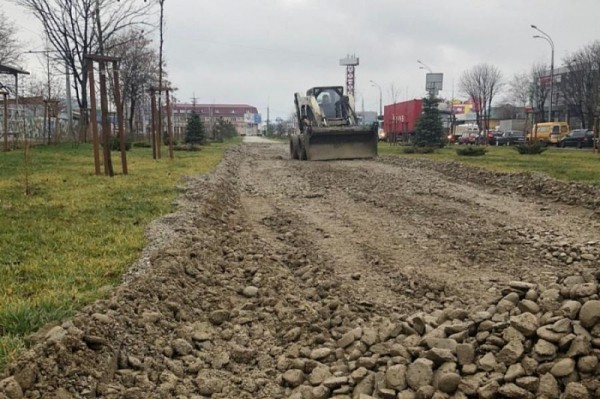 В Краснодаре в сквере «Крымском» начали укладывать тротуарную плитку
В Краснодаре в сквере «Крымском» начали укладывать тротуарную плитку