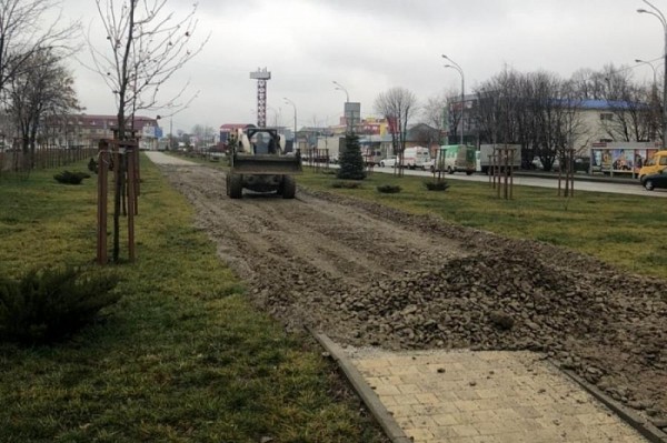 В Краснодаре в сквере «Крымском» начали укладывать тротуарную плитку
В Краснодаре в сквере «Крымском» начали укладывать тротуарную плитку