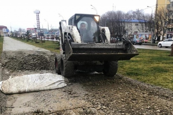 В Краснодаре в сквере «Крымском» начали укладывать тротуарную плитку
В Краснодаре в сквере «Крымском» начали укладывать тротуарную плитку