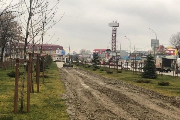 В Краснодаре в сквере «Крымском» начали укладывать тротуарную плитку
В Краснодаре в сквере «Крымском» начали укладывать тротуарную плитку