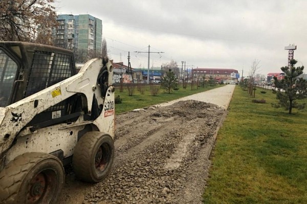 В Краснодаре в сквере «Крымском» начали укладывать тротуарную плитку
В Краснодаре в сквере «Крымском» начали укладывать тротуарную плитку