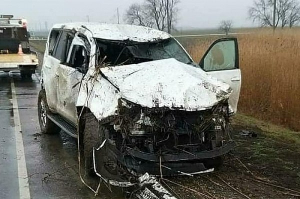 
            В Краснодарском крае иномарка врезалась в дорожный знак и упала в лиман                    