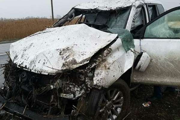 
            В Краснодарском крае иномарка врезалась в дорожный знак и упала в лиман                    