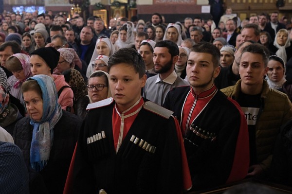 В Рождественскую ночь во всех храмах Краснодара прошли торжественные богослужения
В Рождественскую ночь во всех храмах Краснодара прошли торжественные богослужения