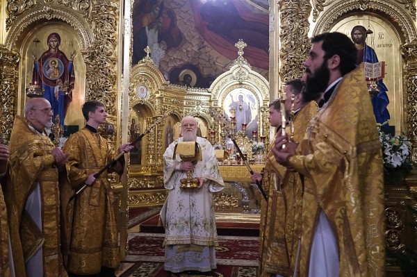 В Рождественскую ночь во всех храмах Краснодара прошли торжественные богослужения
В Рождественскую ночь во всех храмах Краснодара прошли торжественные богослужения