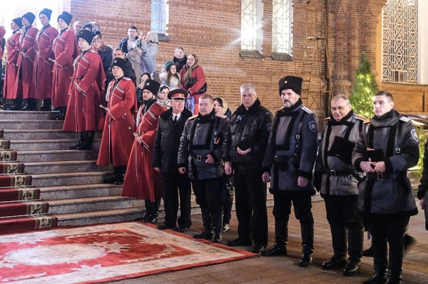 В Рождественскую ночь во всех храмах Краснодара прошли торжественные богослужения
В Рождественскую ночь во всех храмах Краснодара прошли торжественные богослужения
