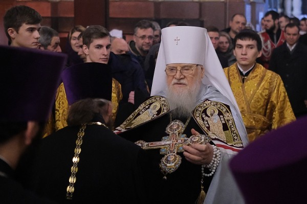 В Рождественскую ночь во всех храмах Краснодара прошли торжественные богослужения
В Рождественскую ночь во всех храмах Краснодара прошли торжественные богослужения