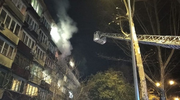 В Сочи из-за пожара в общежитии эвакуировали 30 человек, спасли 19 В Сочи из-за пожара в общежитии эвакуировали 30 человек, спасли 19