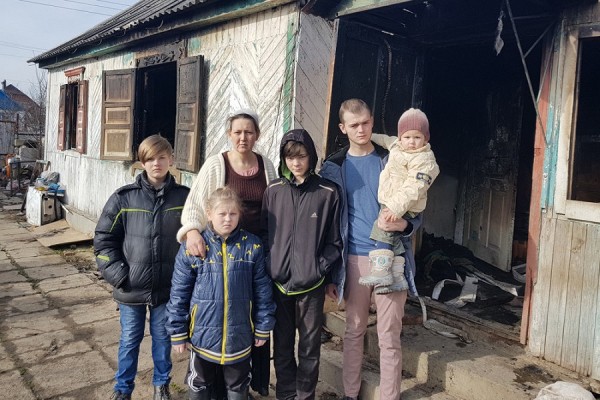 Многодетной семье погорельцев из Апшеронска помогают &laquo;всем миром&raquo; 
