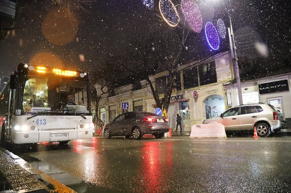 Снег лепит: Дороги Краснодара обрабатывают противогололедной смесью