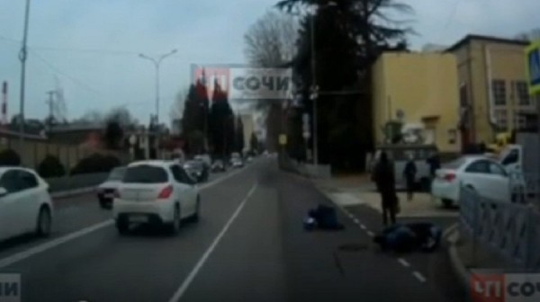 Езжу, как хочу, на дорогах ворочу: в Сочи травмирован скутерист (ВИДЕО) Езжу, как хочу, на дорогах ворочу: в Сочи травмирован скутерист (ВИДЕО)