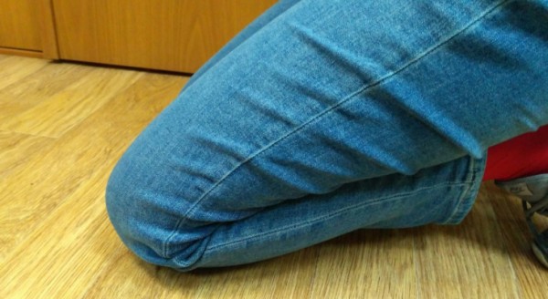 Школьник встал на колени перед учителем, чтобы выйти в туалет Школьник встал на колени перед учителем, чтобы выйти в туалет