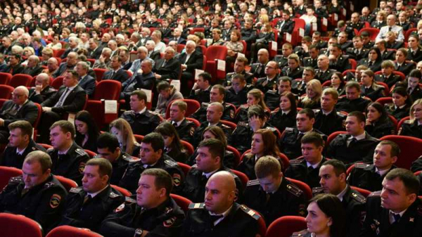 Евгений Первышов поздравил сотрудников полиции с 40-летием образования Управления МВД России по Краснодару