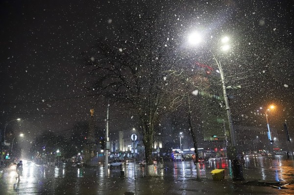 Снег лепит: Дороги Краснодара обрабатывают противогололедной смесью