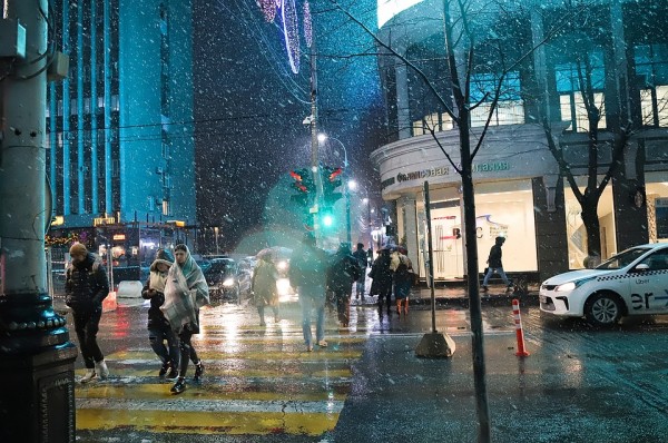 Снег лепит: Дороги Краснодара обрабатывают противогололедной смесью