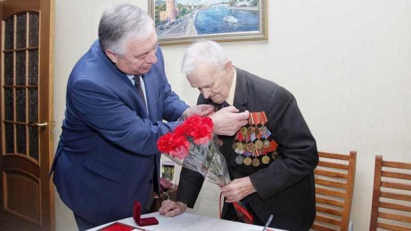 Медаль «75 лет Победы в Великой Отечественной войне» и звание Почётного гражданина Краснодара вручили Александру Чугаеву