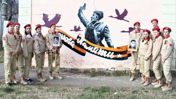 На одном из зданий Краснодара появилось граффити «Комбат» На одном из зданий Краснодара появилось граффити «Комбат»