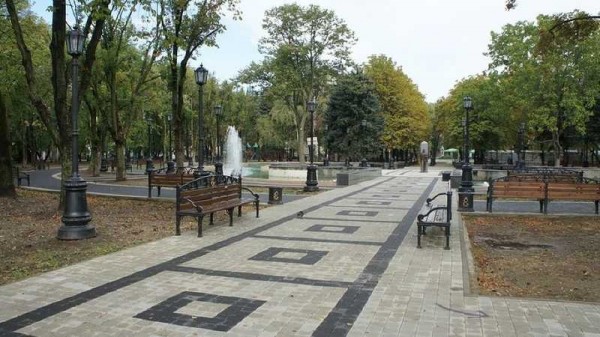 В сквере Дружбы народов Краснодара отремонтируют спортивное оборудование и установят новый скейт-парк