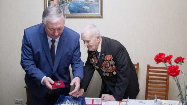 Медаль «75 лет Победы в Великой Отечественной войне» и звание Почётного гражданина Краснодара вручили Александру Чугаеву