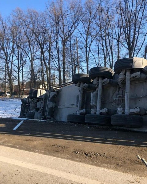 Из-за лопнувшего колеса в Краснодаре на машины опрокинулась фура: пострадали три водителя и ребёнок Из-за лопнувшего колеса в Краснодаре на машины опрокинулась фура: пострадали три водителя и ребёнок