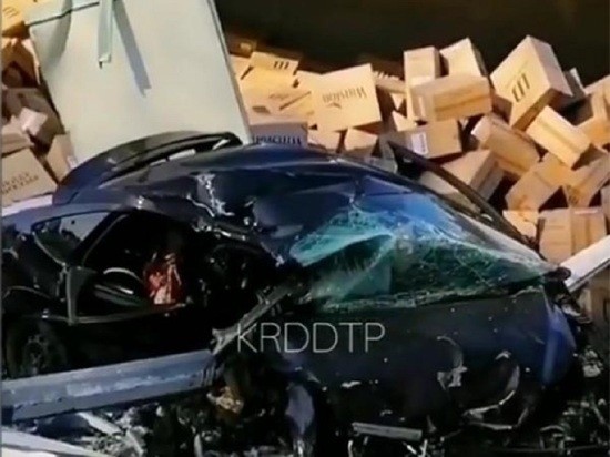 Из-за лопнувшего колеса в Краснодаре на машины опрокинулась фура: пострадали три водителя и ребёнок Из-за лопнувшего колеса в Краснодаре на машины опрокинулась фура: пострадали три водителя и ребёнок