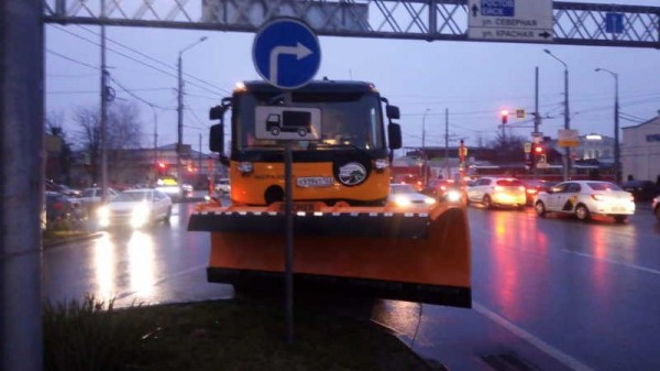 На дорогах Краснодара дежурит специализированная техника На дорогах Краснодара дежурит специализированная техника