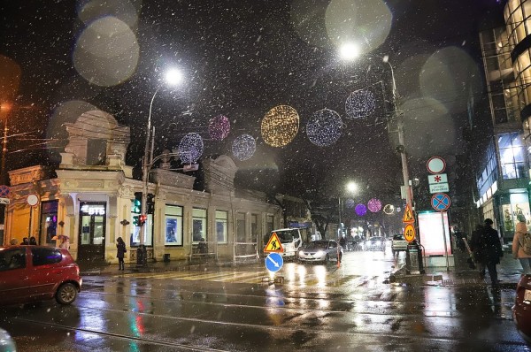 Снег лепит: Дороги Краснодара обрабатывают противогололедной смесью