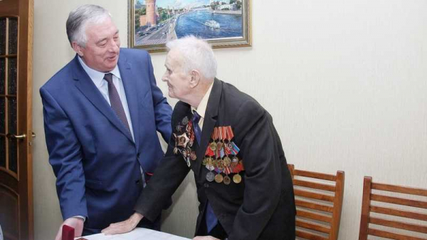 Медаль «75 лет Победы в Великой Отечественной войне» и звание Почётного гражданина Краснодара вручили Александру Чугаеву