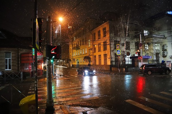 Снег лепит: Дороги Краснодара обрабатывают противогололедной смесью