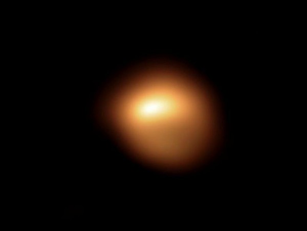 Яркость звезды Бетельгейзе упала до минимума за последние полвека