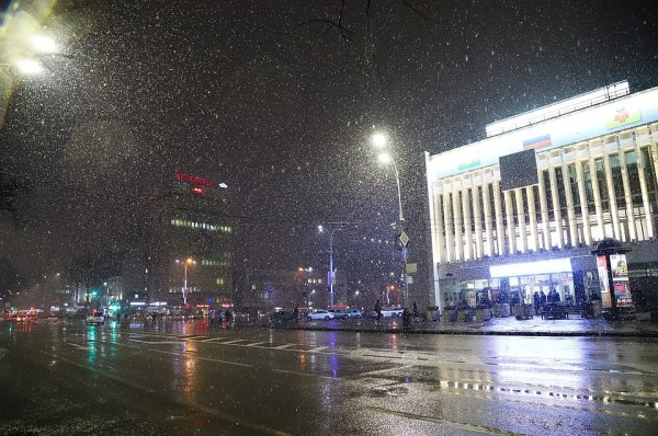 Снег лепит: Дороги Краснодара обрабатывают противогололедной смесью