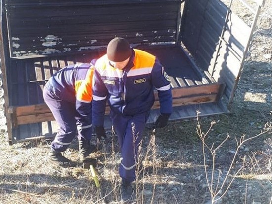 Сильный ветер снес в канаву остановочный павильон в Новороссийске Сильный ветер снес в канаву остановочный павильон в Новороссийске