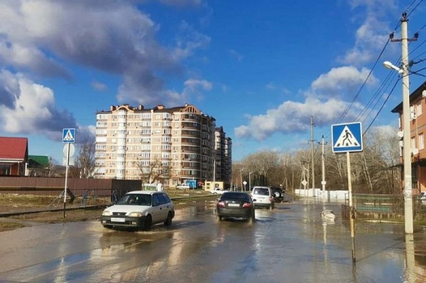 
            Губернатор Кубани Вениамин Кондратьев поручил провести подомовой обход в Горячем Ключе для оценки ущерба от подтоплений                    