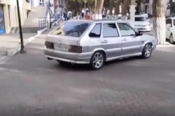 
            В Геленджике нашли водителя ВАЗа, катавшегося по тротуару. Ему выписали 11 штрафов                    