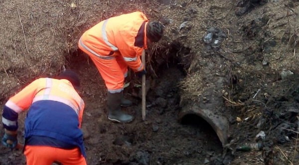 В Краснодаре продолжают расчищать ливневки В Краснодаре продолжают расчищать ливневки