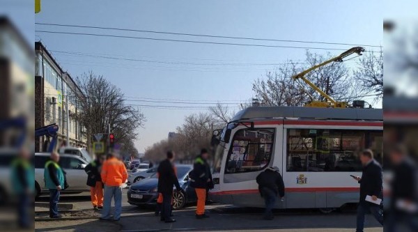 В Краснодаре возле ТЦ &laquo;Центр города&raquo; встали трамваи